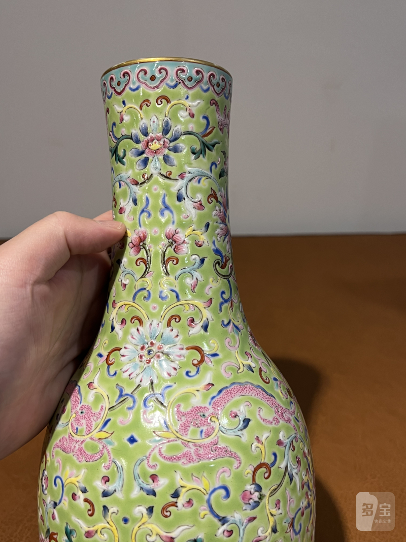 清 粉彩缠枝牡丹卷草龙纹瓶 - 图6
